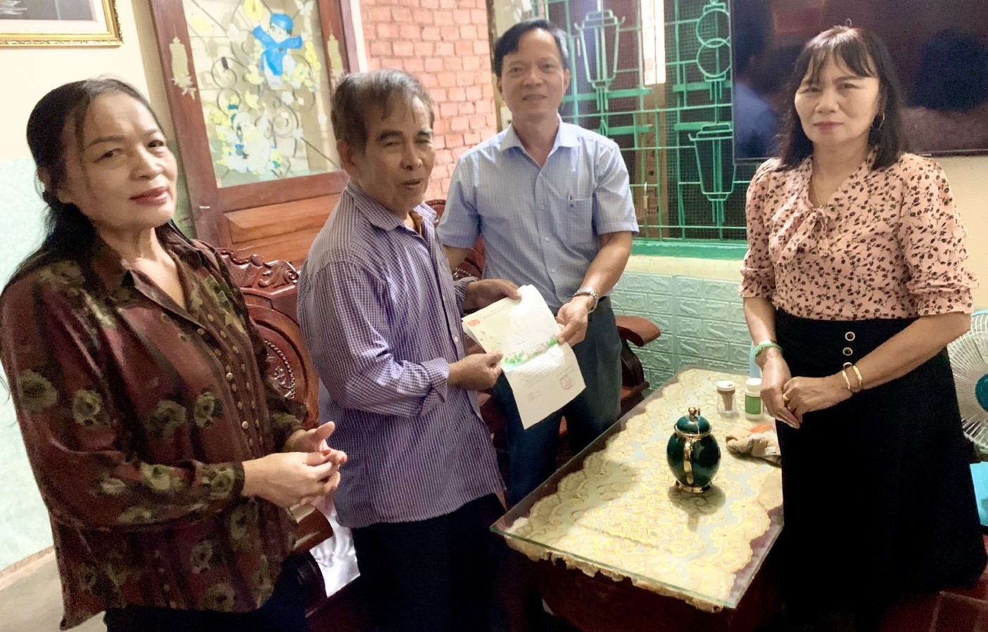 trao tiền